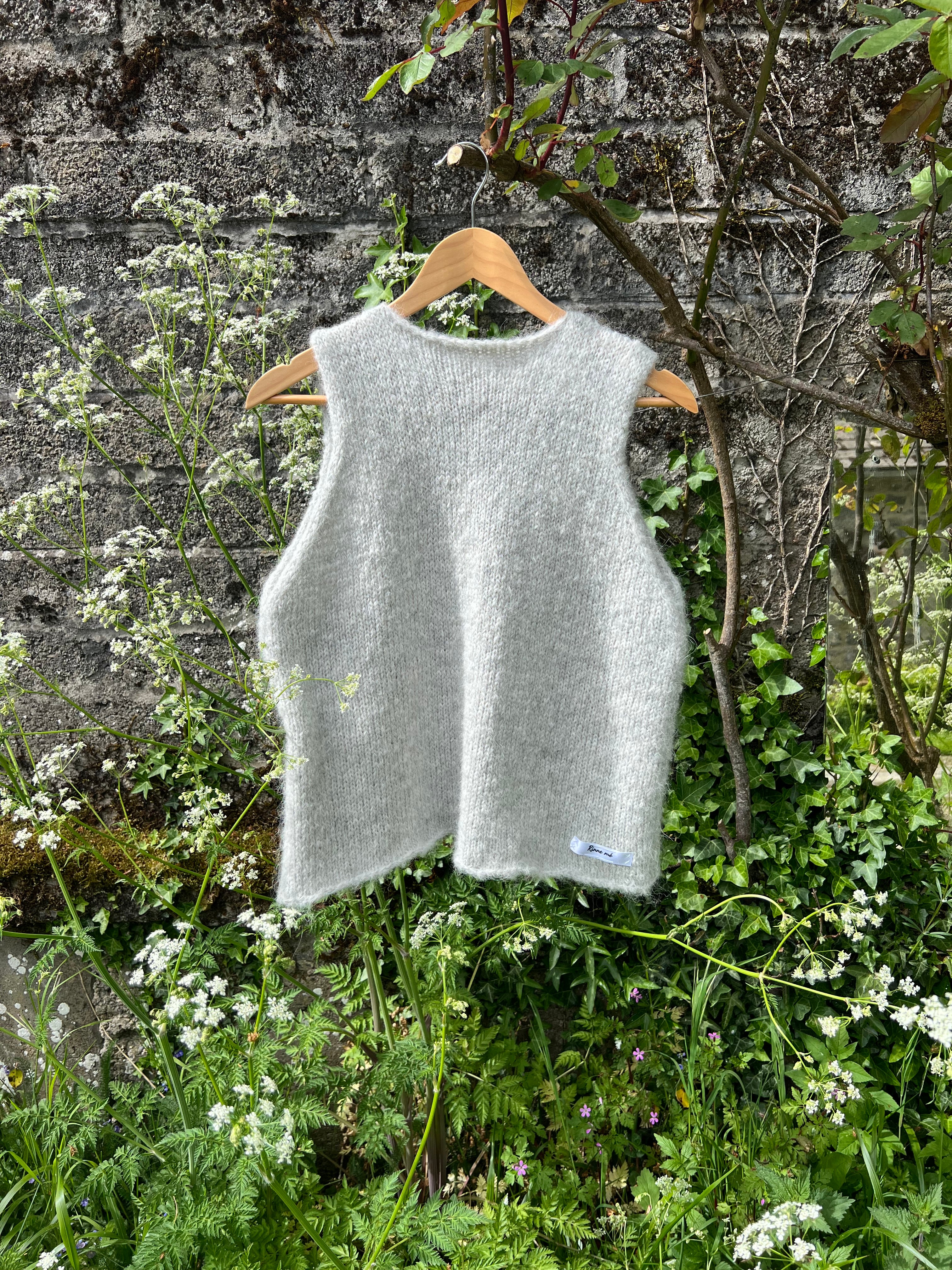 OYSTER • SLEEVELESS • KNIT TOP