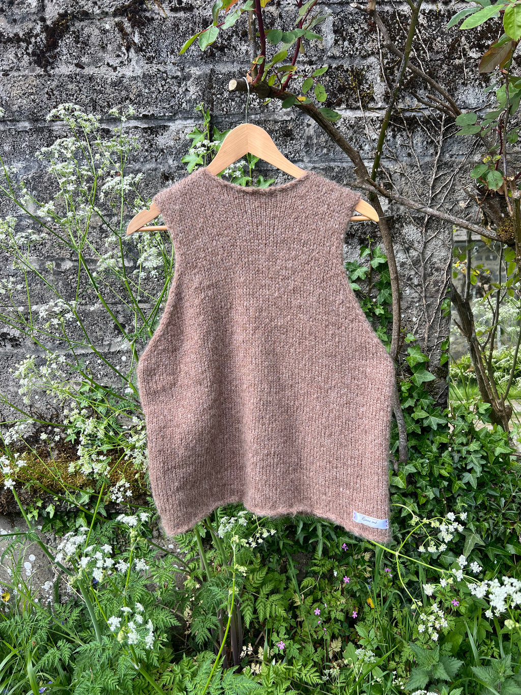 BISCUIT • SLEEVELESS • KNIT TOP