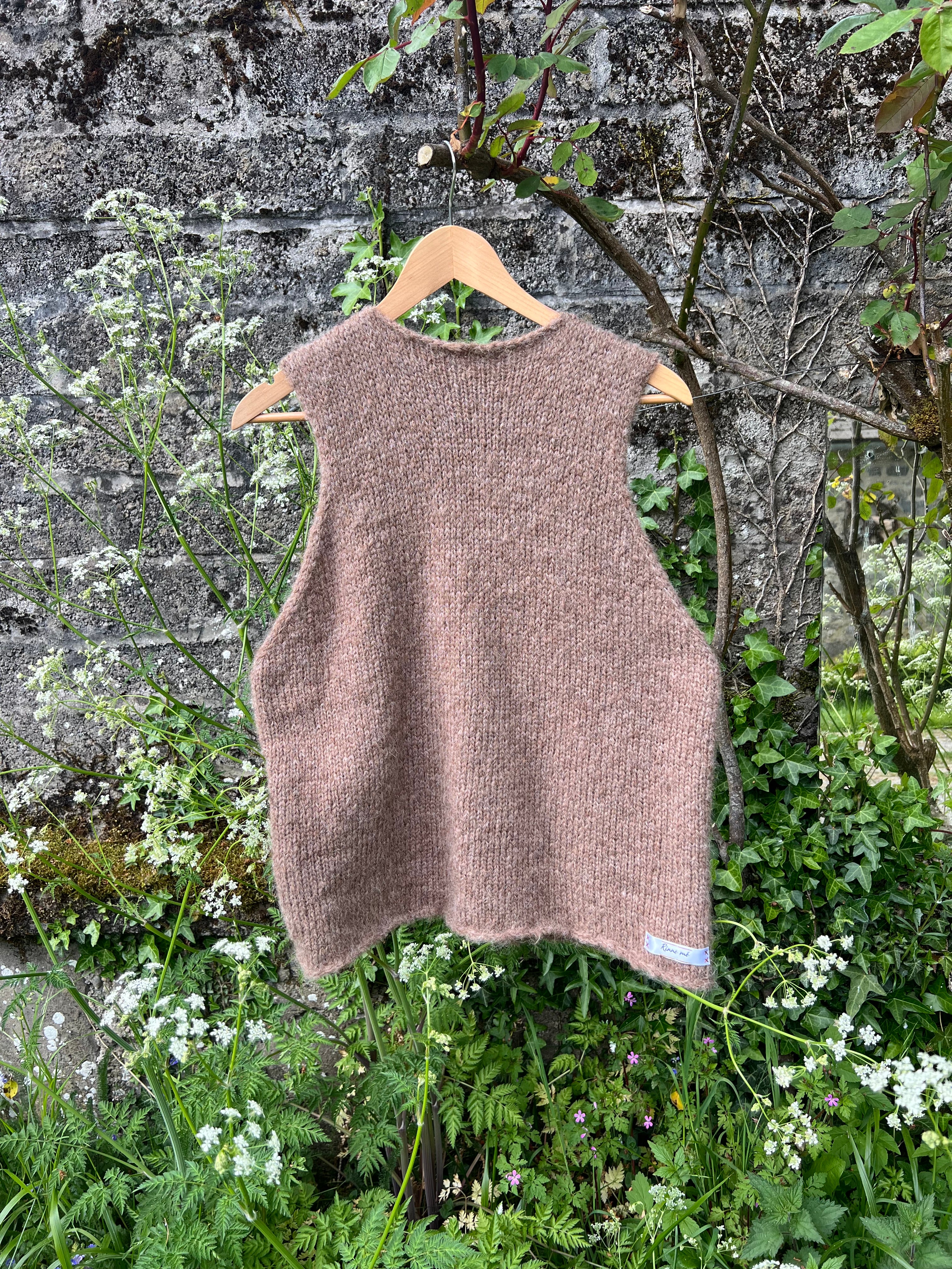BISCUIT • SLEEVELESS • KNIT TOP