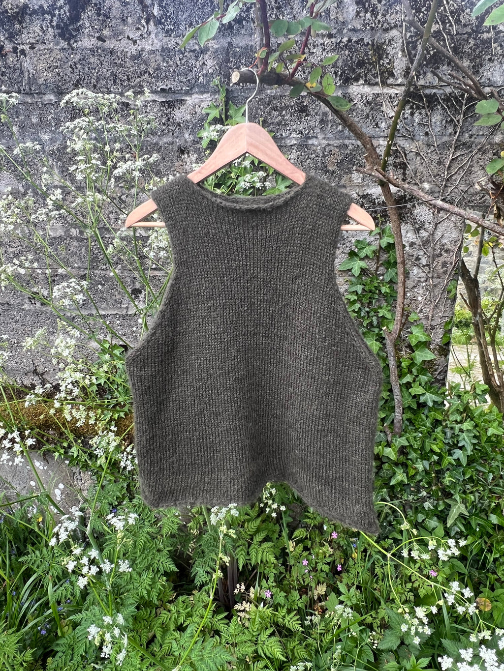 OLIVE • SLEEVELESS • KNIT TOP