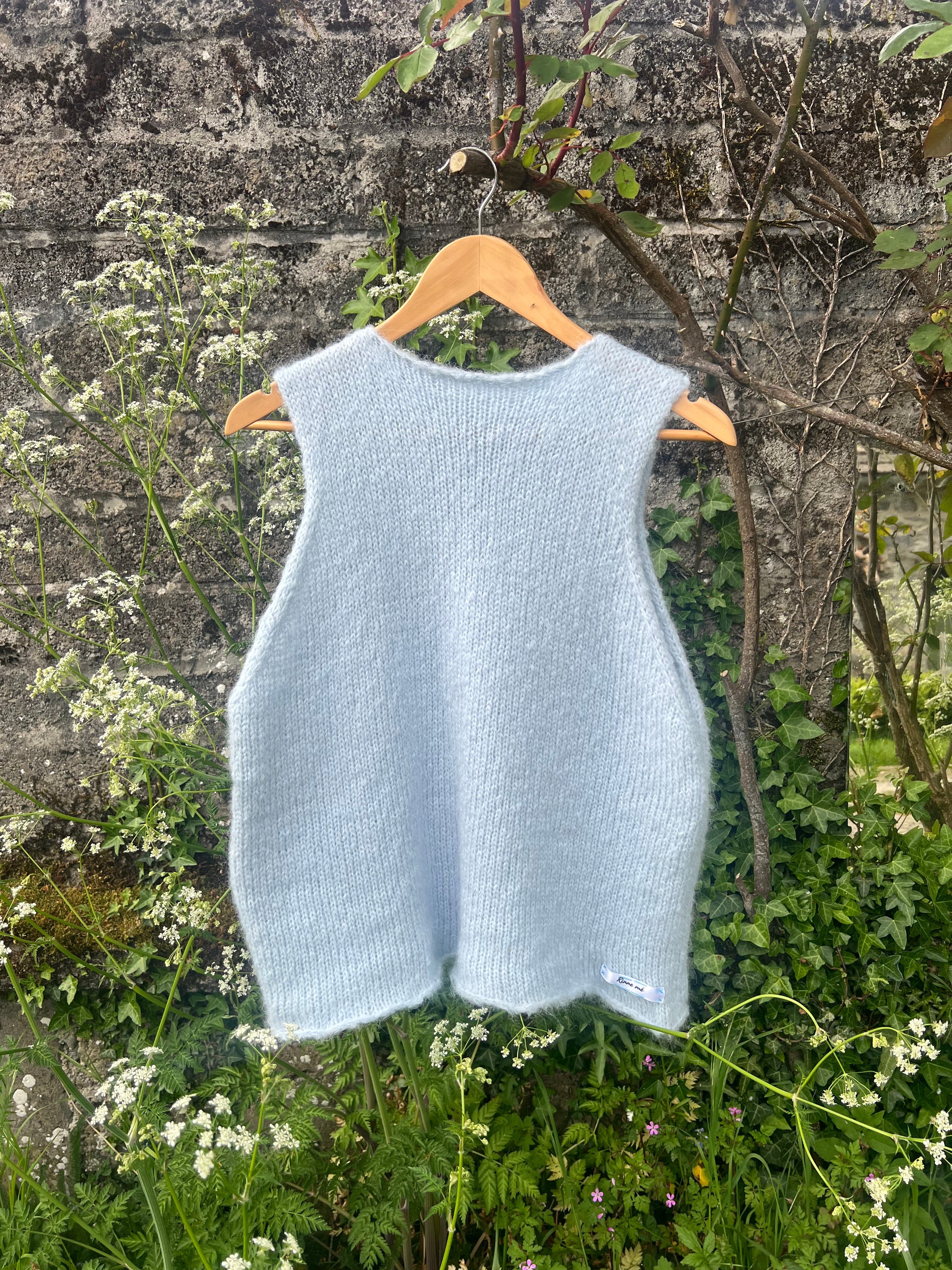 UISCE • SLEEVELESS • KNIT TOP